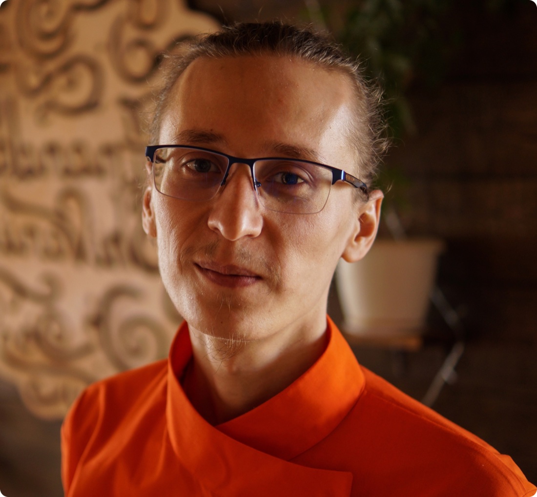 Дада Абхидхьян — ачарья ретрита, в оранжевой одежде Ананда Марги